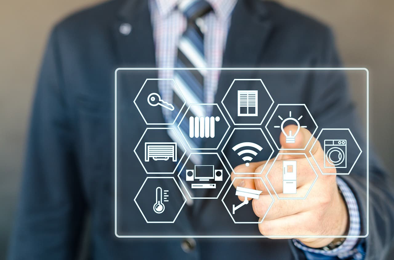 The Greatest Advantages and Challenges of Living in a Smart House